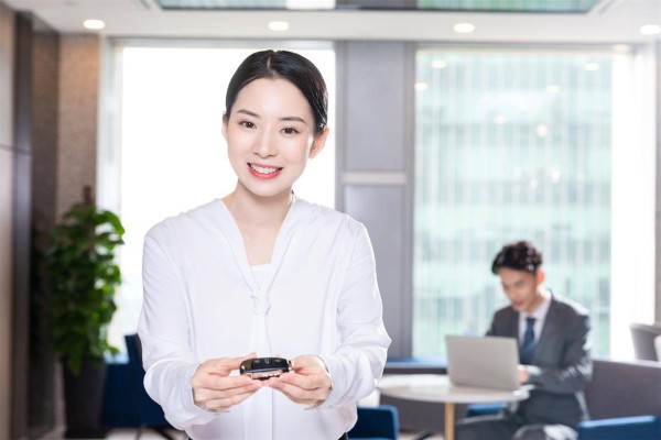 四五十岁女人的婚外情人，通常是这种“不主动”的男人