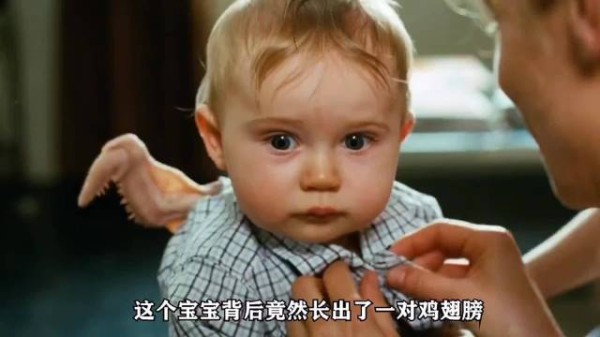 婴儿背后竟然长出鸡翅膀，妈妈担心他会飞走于是就牢牢的把他关起来