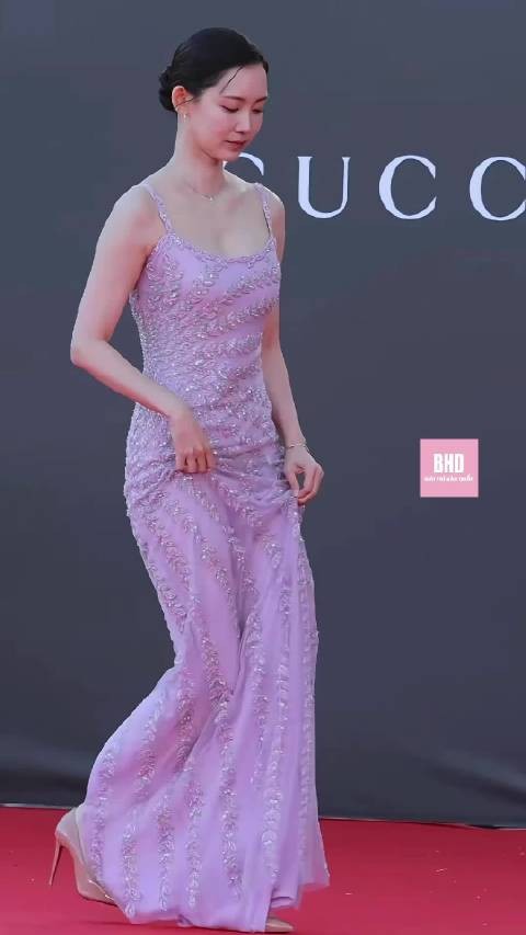 别的女明星摔倒被说假摔绿茶，她却被誉为最美美人鱼