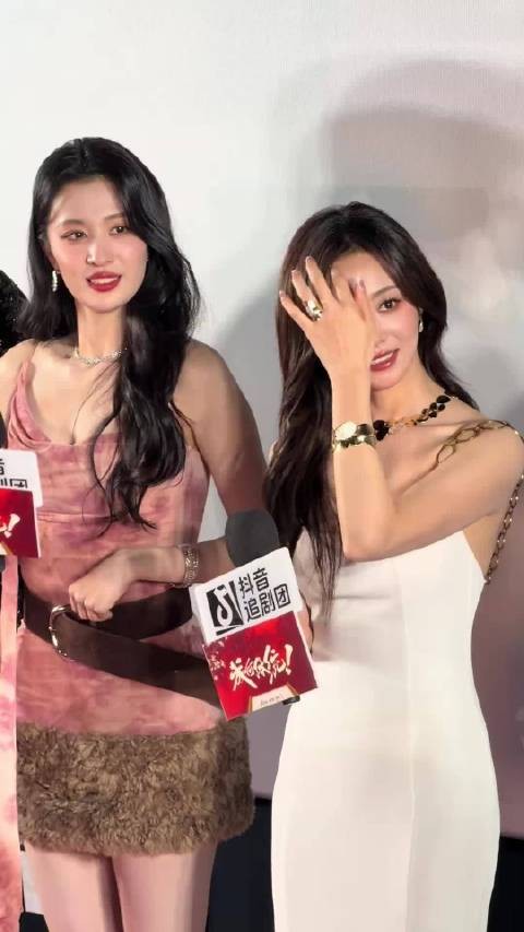 王楚然好美 旁边的小姐姐也挺好看的