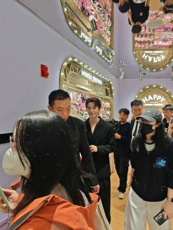 TVB小生转战内地成功脱贫，上海活动保镖开路，真人太帅看呆网友