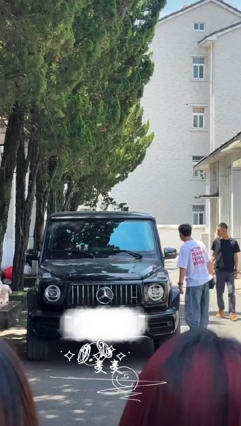 张凌赫拍戏获父母专程送饭