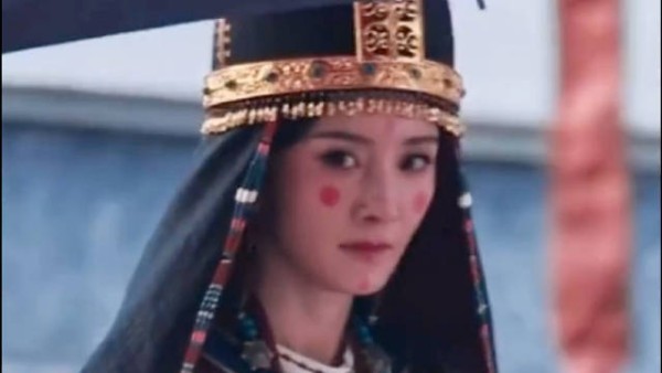 脸蛋红扑扑的杨幂，可以来我怀里吗？ OMG！超还原北魏妆，杨幂轻松拿捏