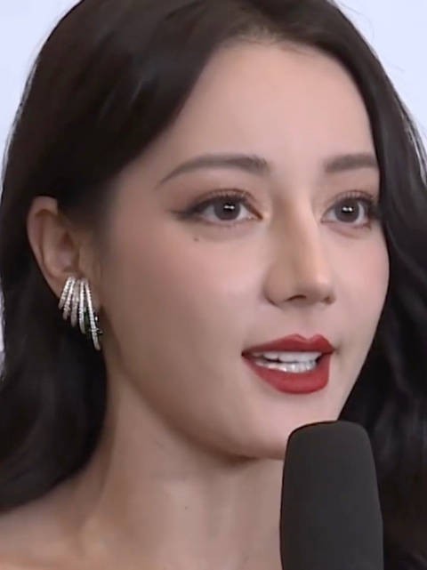 迪丽热巴最新鲜的超近怼脸直拍生视频,这颜值是不是依然权威!