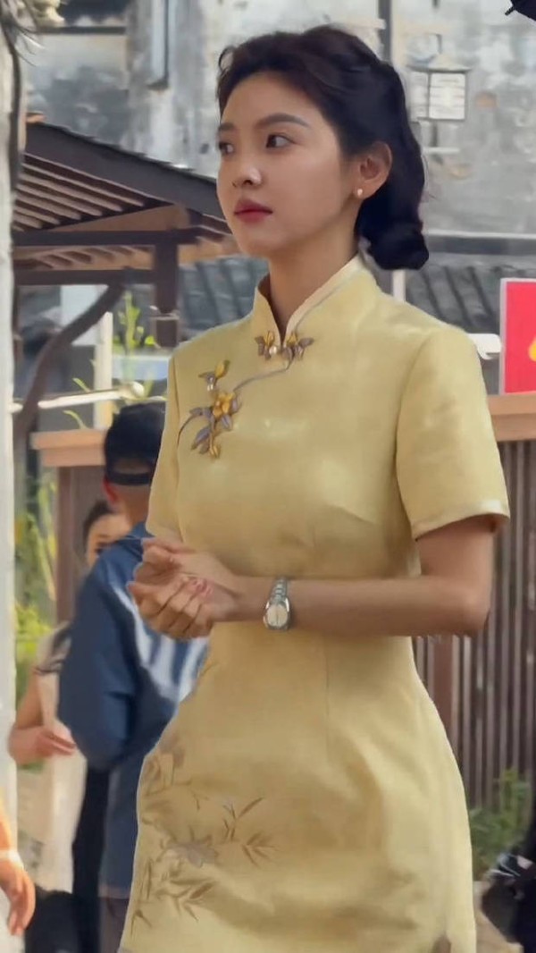 章若楠气质温婉娴静。