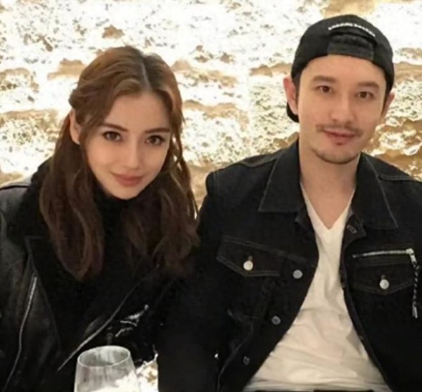 继黄晓明被曝现身妇产科医院后，baby再曝去医院，还拿着一大包药