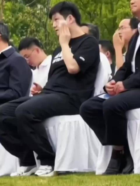 樊振东担任上海文明大使，心相印纸巾不离手