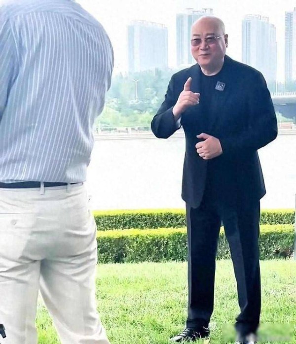 73岁迟重瑞拍广告露面，身后是三十年无声付出，婚姻里谁在扛着谁