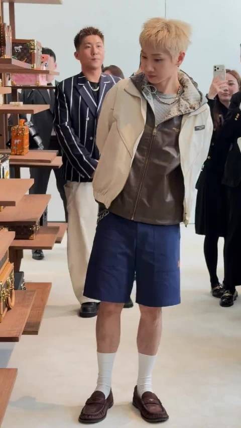 宝宝你帅，哥哥看起来很拘谨哈哈哈哈哈哈哈 果然舞台上的哥是最活跃的