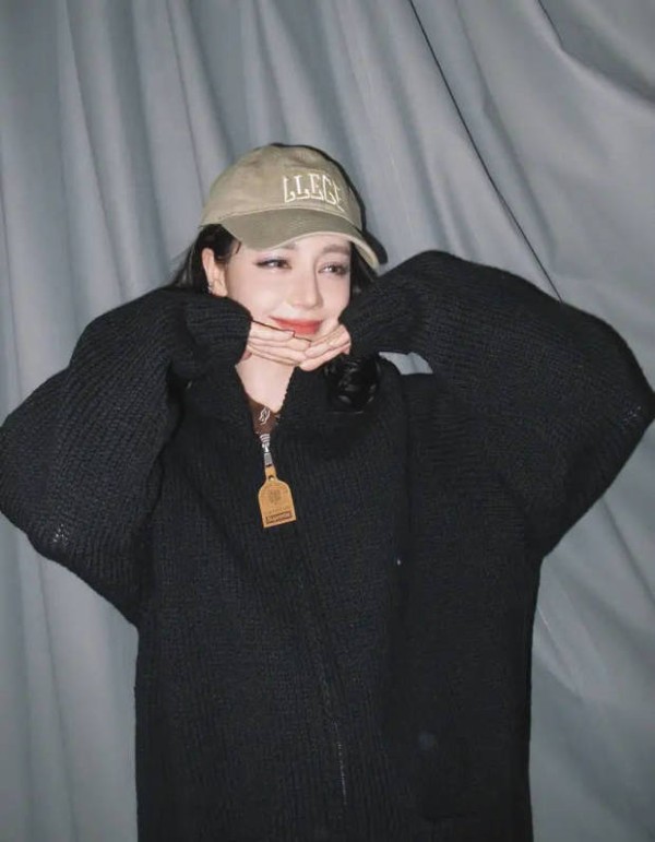 迪丽热巴分享卖萌美照。