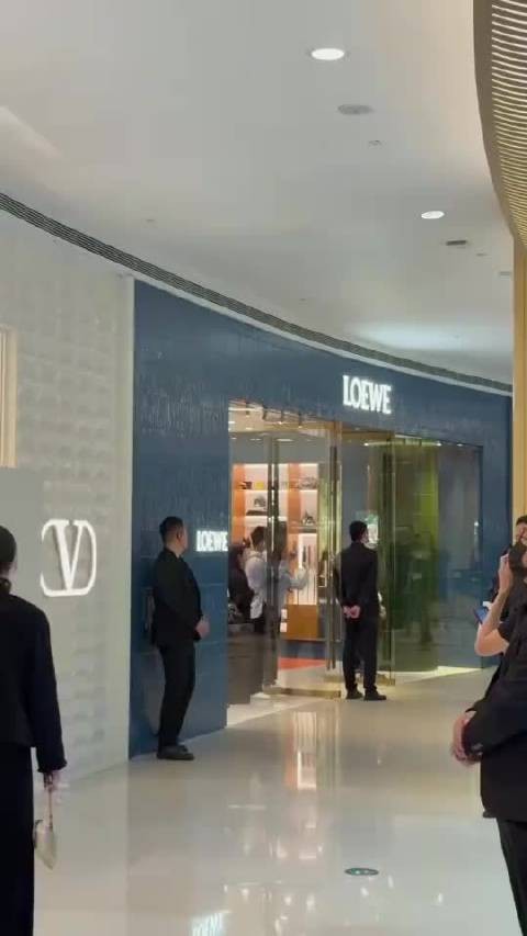 林志玲50岁了，穿着怎么开始装嫩了？他以前都不这样穿