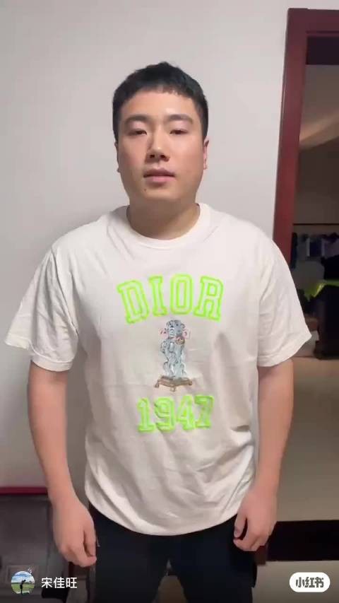 阿昆啊～咱就是录制视频之前能不能换一个正式一点的衣服啊？