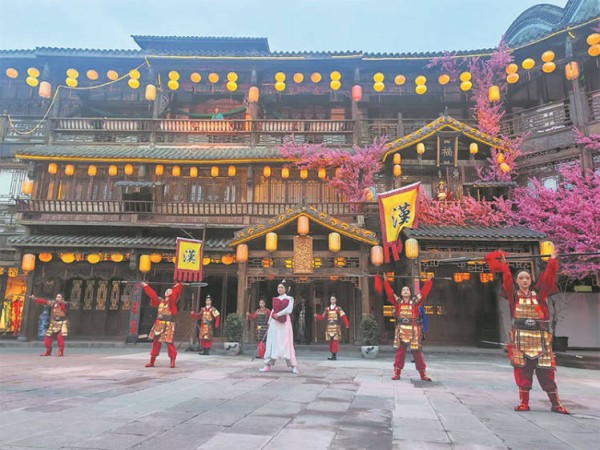 穿汉服品蜀味 在沉浸式体验中“一秒入戏”