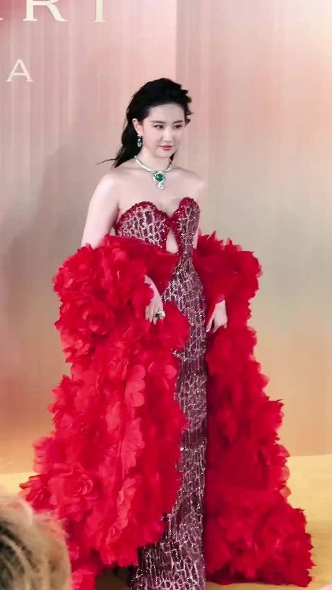 刘亦菲一身红裙明艳大方成焦点