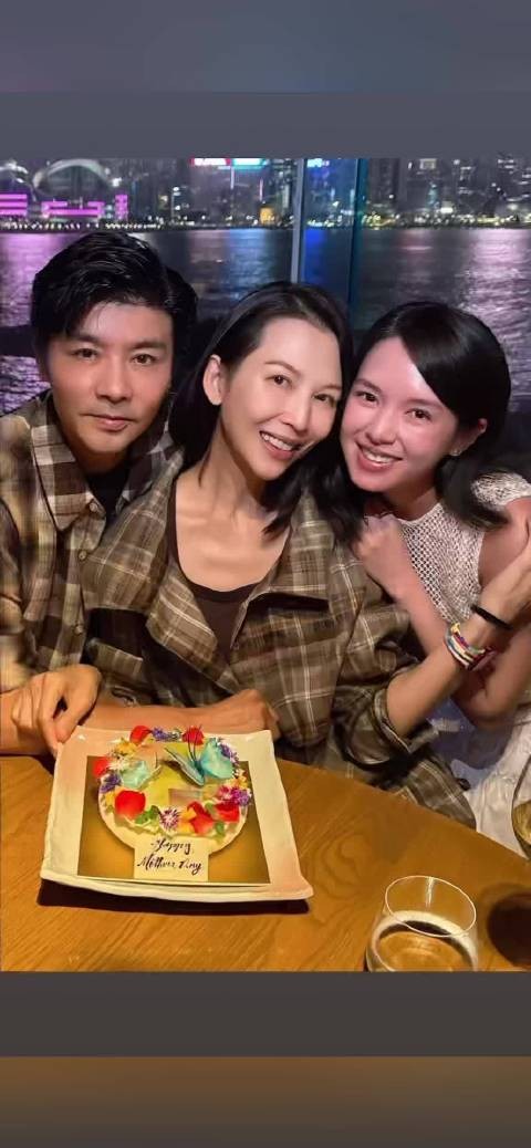 蔡少芬张晋情侣装贴贴照