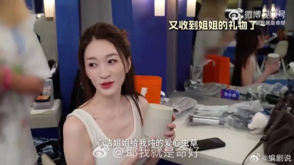 李小冉回应发量多，秀发浓密柔顺无需假发
