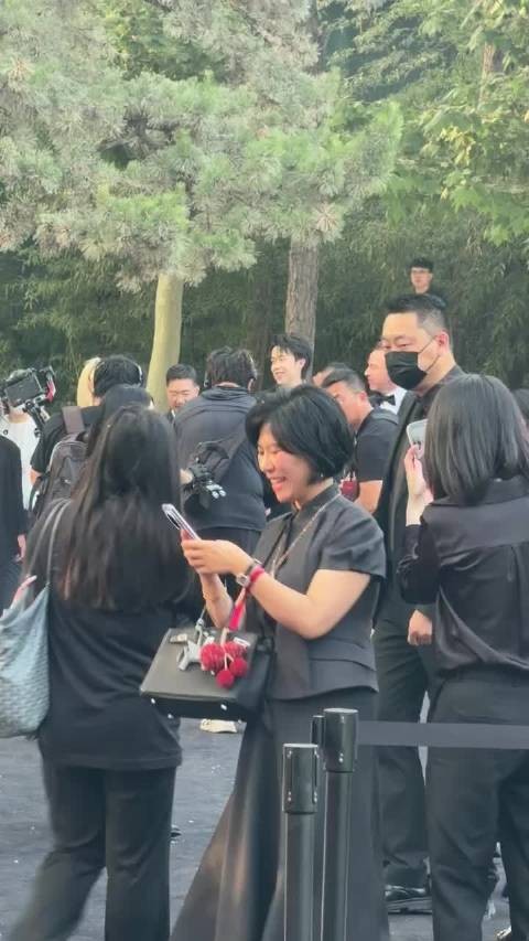 王楚钦麒麟活动纯生图视频，佩戴的麒麟胸针还是醒狮