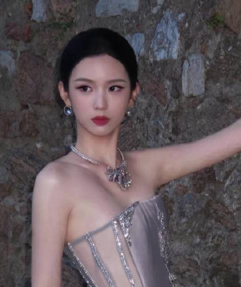 周也紫映戛纳妆惊艳亮相