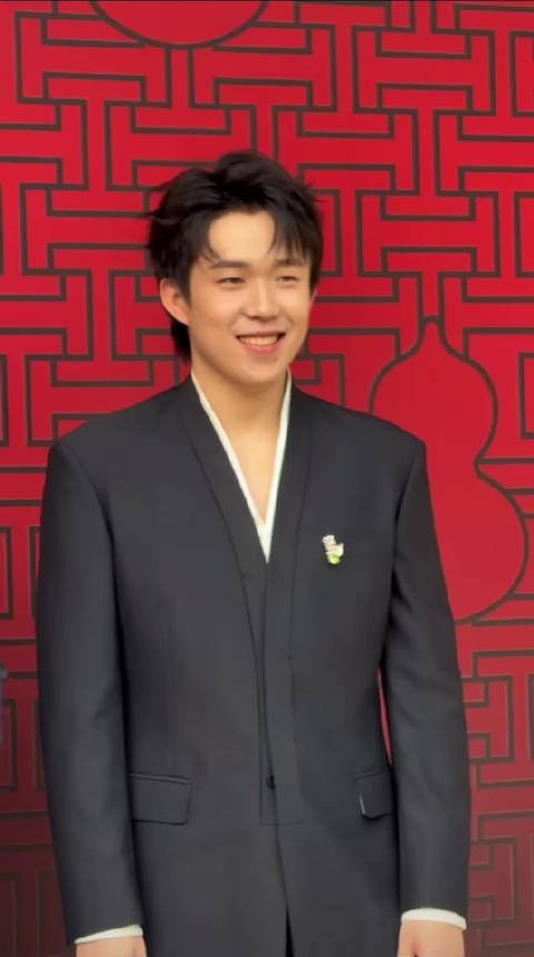 王楚钦出席Qeelin珠宝展，身姿挺拔尽显代言人风采