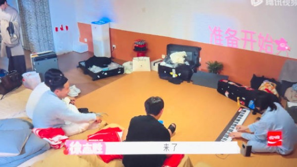 我日笑的老子……贺儿继续放大拍别人脚