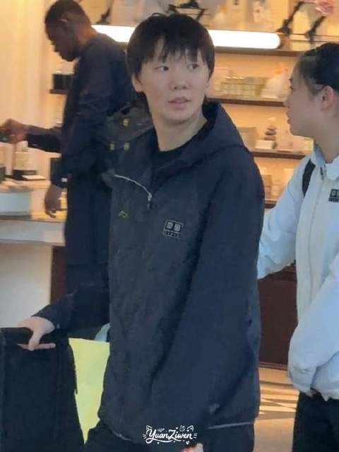 王曼昱伦敦行展现温柔魅力，与粉丝亲切交谈