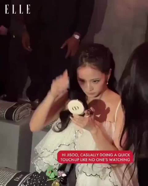 JISOO在秀场神秘执行Dior beauty的任务