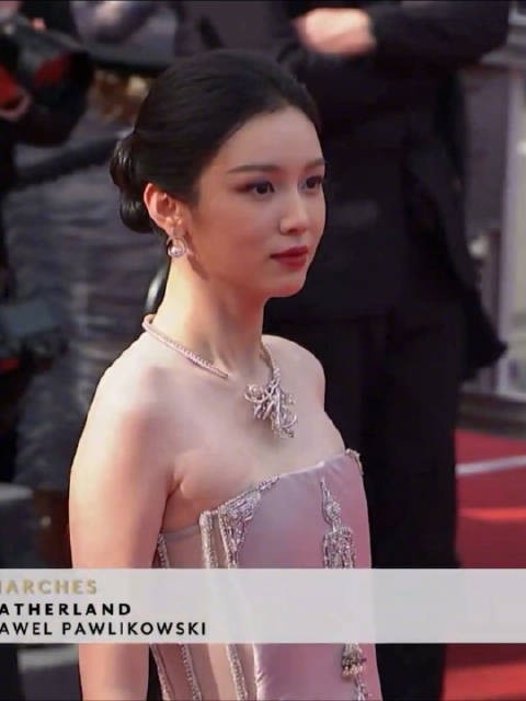 周也以欧莱雅代言人身份再登戛纳红毯，淡紫纱裙优雅亮相
