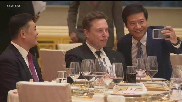 中美科技大佬同席特朗普访华欢迎晚宴，雷军现场"追星"马斯克