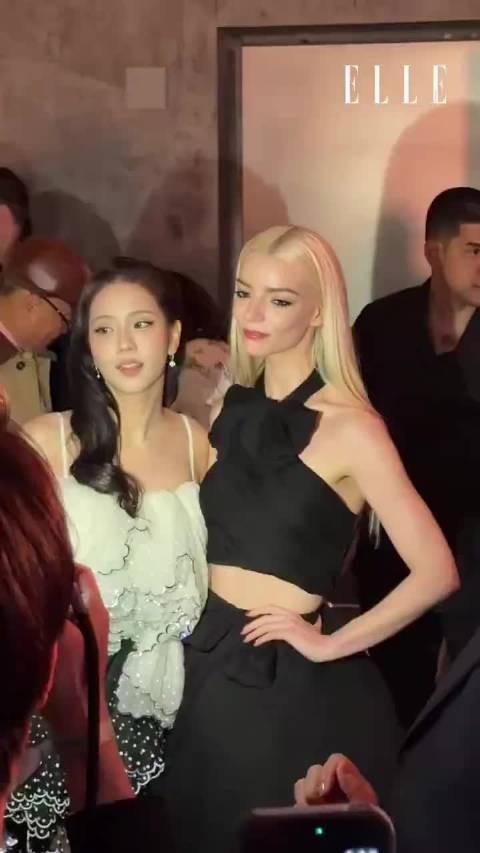 和金智秀 在活动上相遇，喜欢看美女贴贴