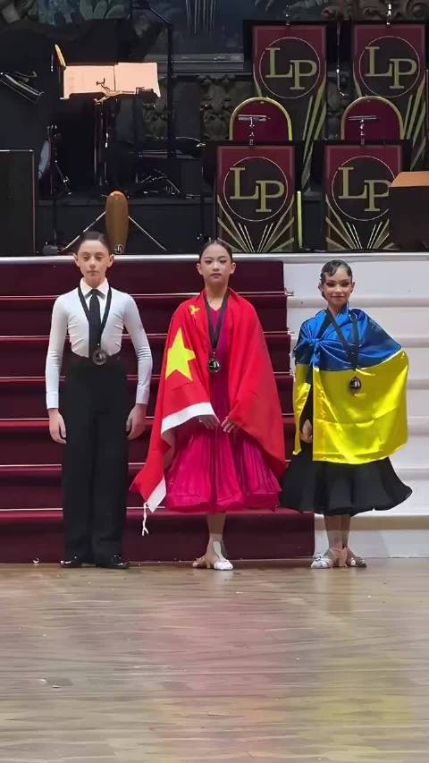 邓超女儿小花身披国旗领奖太让人骄傲了m