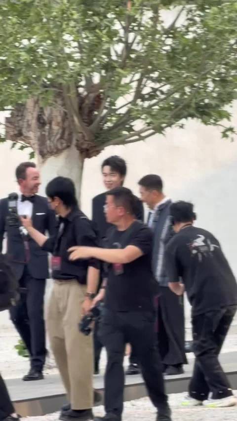 合影的时候现场嘉宾都夸他帅，把他夸得不好意思了哈哈哈哈很可爱