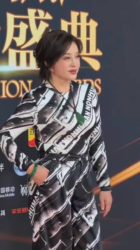 75岁刘晓庆拍短剧拒用替身，全真实表演再现经典