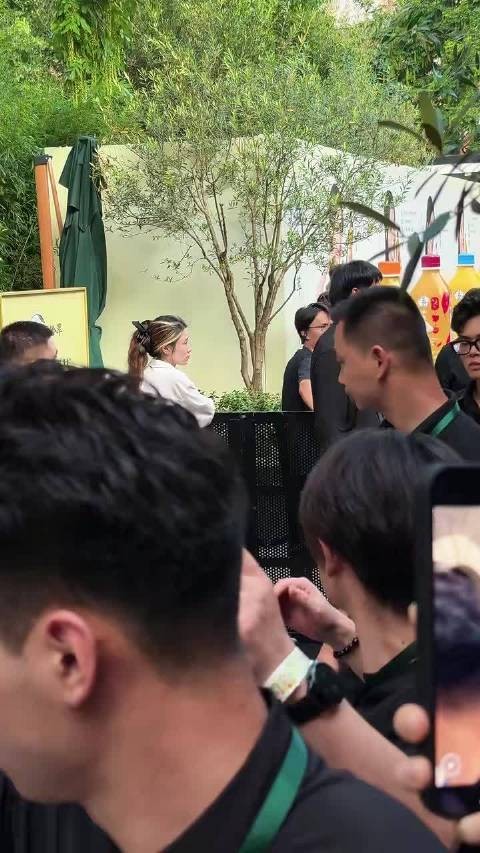 迪丽热巴好像一颗闪耀的绿宝石呀，太美啦！