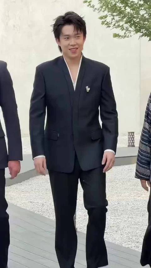 王楚钦亮相珠宝展，西装造型尽显绅士风度