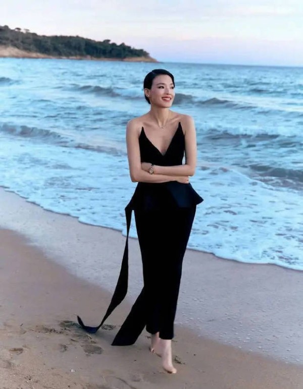舒淇还发文称：“美中不足的是紫外线过敏的我，暂时还无法在太阳底下跳跃，但能在屋檐下、太阳西下时欣赏南法的风光，将这段回忆刻进脑海里，足矣。”