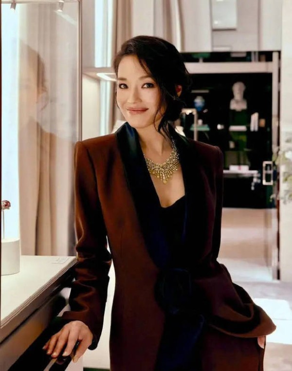 舒淇戴珠宝变身“高珠美人”。