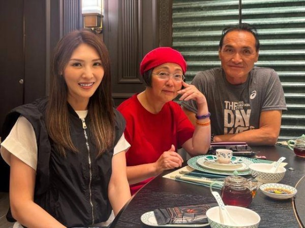 TVB动作绿叶聚会照曝光，20年后再见旧友，曾吐槽被公司投闲置散