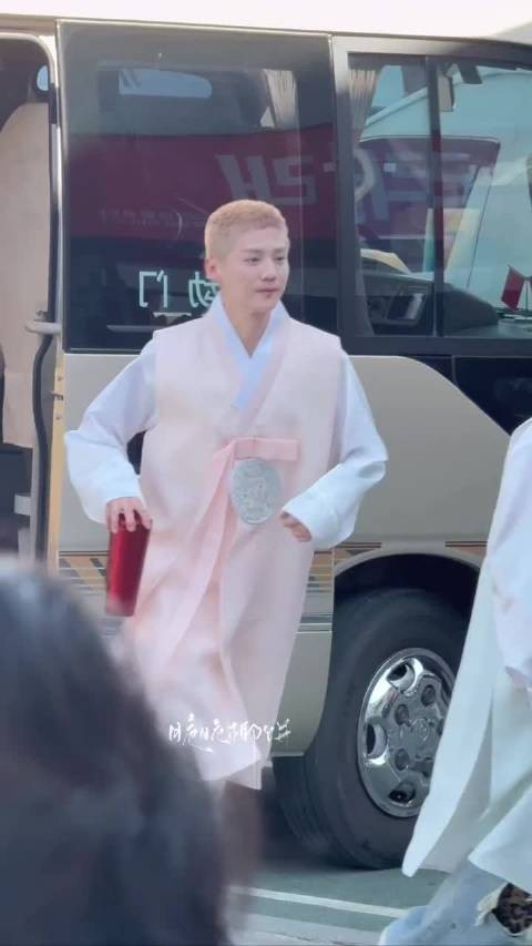鹿晗寸头造型亮相，朝鲜族服饰力破扁头传闻
