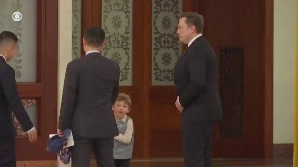 出席人民大会堂国宴，马斯克带上了他的小儿子，中式服装、虎头包还是很有心的