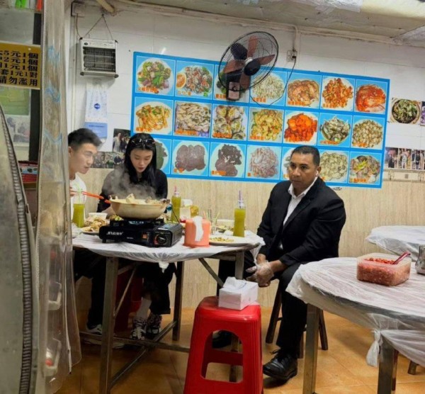 奚梦瑶和何猷君现身澳门餐馆吃饭！保镖贴身随行，豪门地位稳固