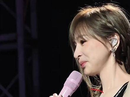 王心凌演唱会现场为何偏爱吸管喝水？