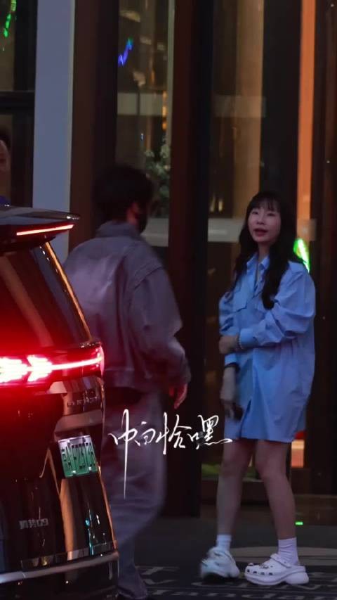 张真源到邯郸了，踮起脚尖，跟粉丝打招呼 期待真源在奔跑吧里的精彩表现