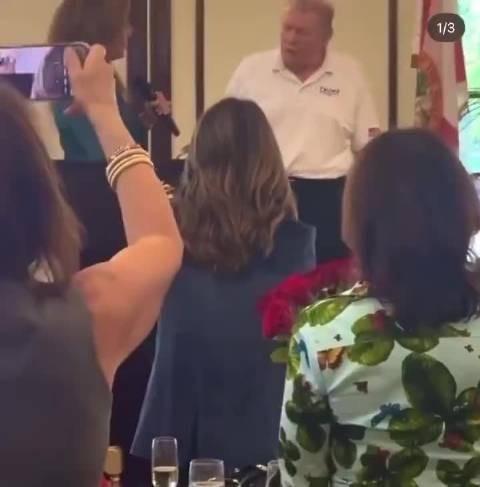 还记得特朗普有几次梳着吉科大背头突然出现，毫无解释， 很少这么做