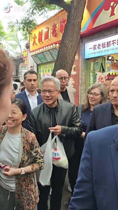 黄仁勋买了一兜子馒头