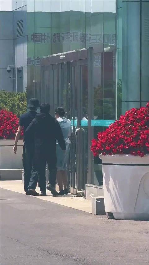 宋威龙出发香港 新鲜的 好男大感