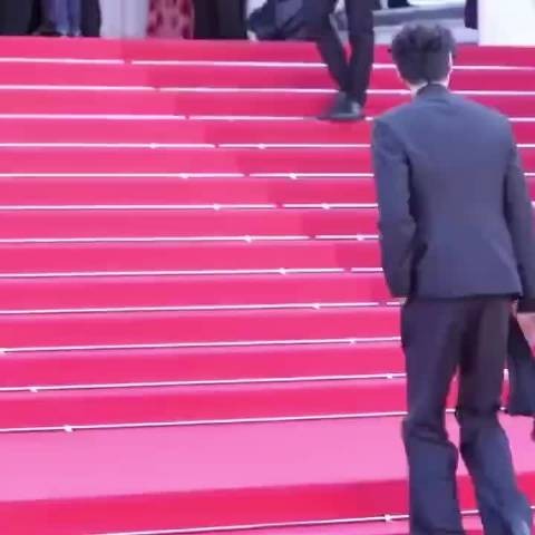 田栩宁戛纳红毯遭保安提醒
