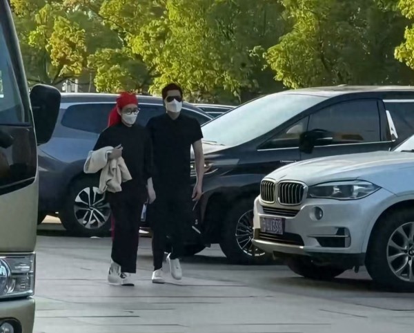 郭富城陪方媛回老家奔丧，戴红孝巾跪拜无架子，细节见真爱