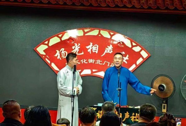 杨议在直播间自夸相声作品数量无人能及，引发圈内外热议