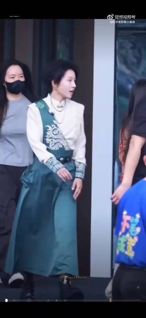 刘雨昕跑男首秀，新中式穿搭亮相