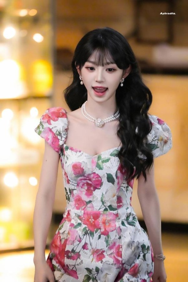 田曦薇甜美娇俏。